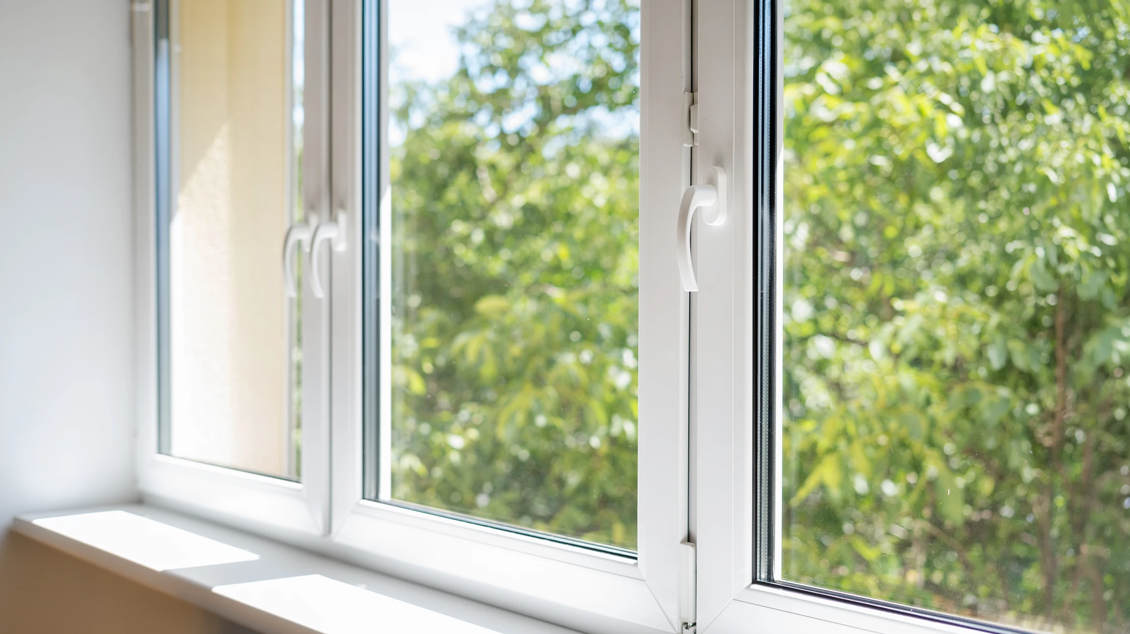 Intérieur moderne d'appartement avec salon lumineux donnant sur terrasse