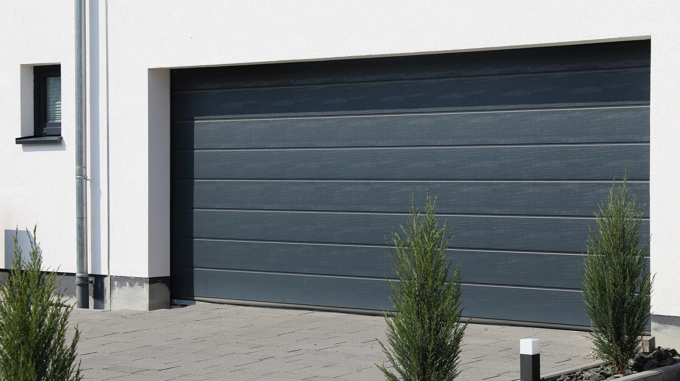 Façade moderne d'une maison contemporaine avec garage intégré