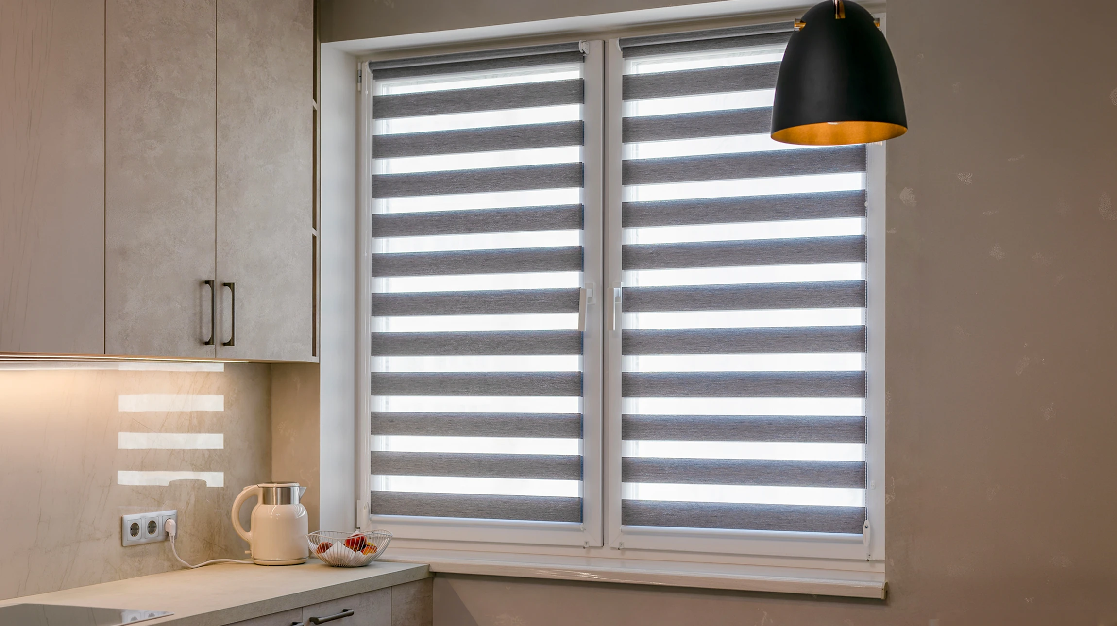 volets en bois (stores Windows) avec soleil clair