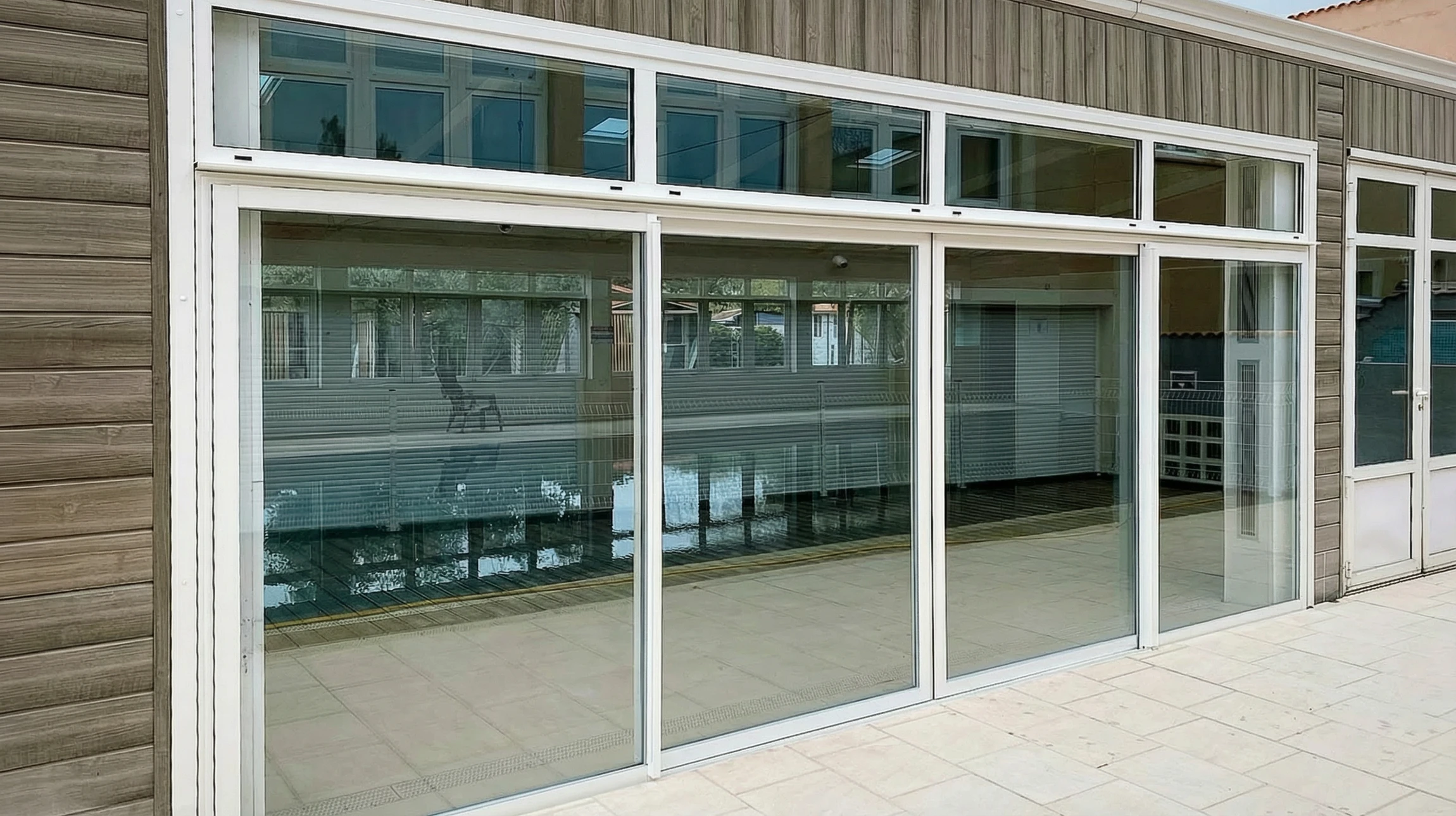 Le menuisier travaille sur des machines à bois dans un atelier de menuiserie