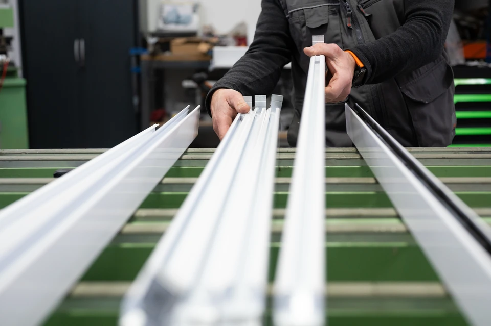Atelier de menuiserie int&eacute;rieur avec assemblage de profil&eacute;s en bois massif