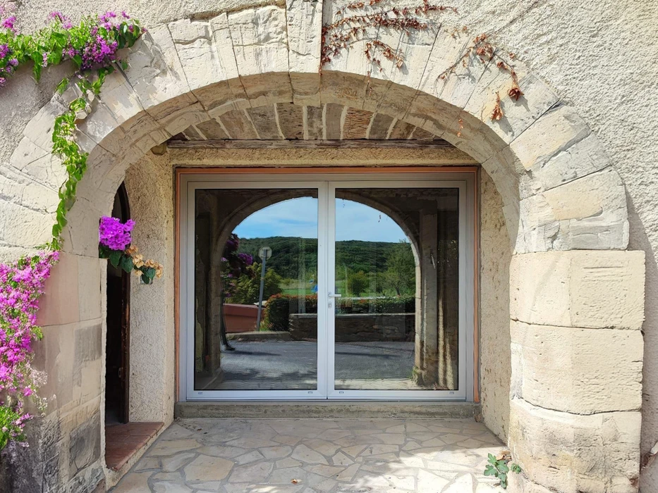 Maison contemporaine à deux étages avec architecture moderne, située dans un environnement résidentiel paysagé