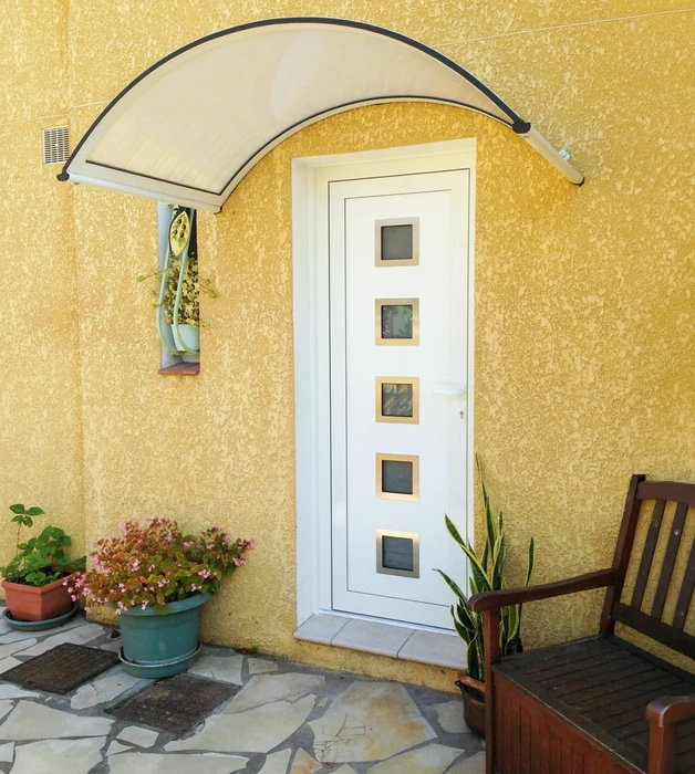 Quatre portes d'entrée blindées exposées côte à côte sur fond blanc, présentant différents styles et finitions