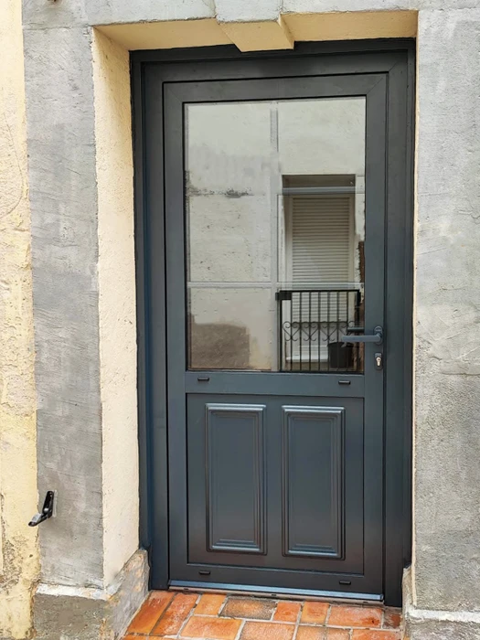 Showroom d'exposition de portes intérieures dans un espace commercial moderne avec sol en carrelage blanc brillant et murs blancs