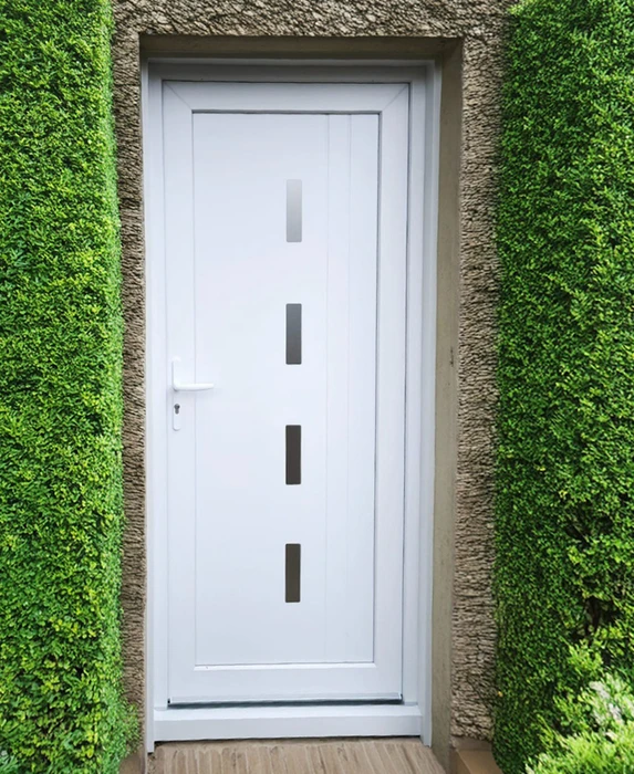 Trois portes intérieures colorées alignées dans un couloir moderne : orange, verte et bleue