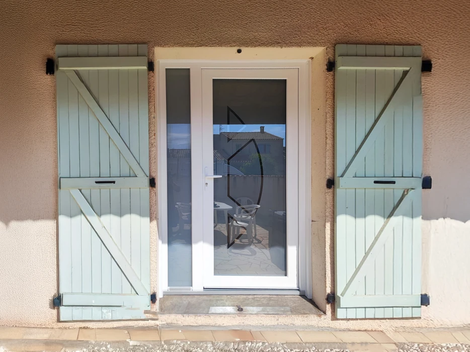 Showroom intérieur présentant une gamme de portes en bois de différentes essences et finitions