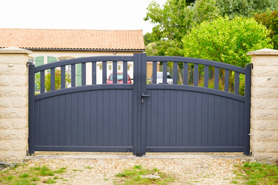 Porte d'entrée moderne en bois avec panneaux horizontaux et poignée en laiton doré