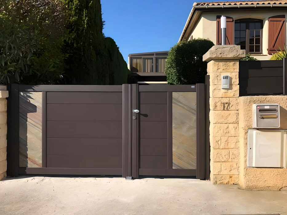 Escalier hélicoïdal moderne en bois clair avec main courante intégrée dans une architecture contemporaine aux murs blanc cassé