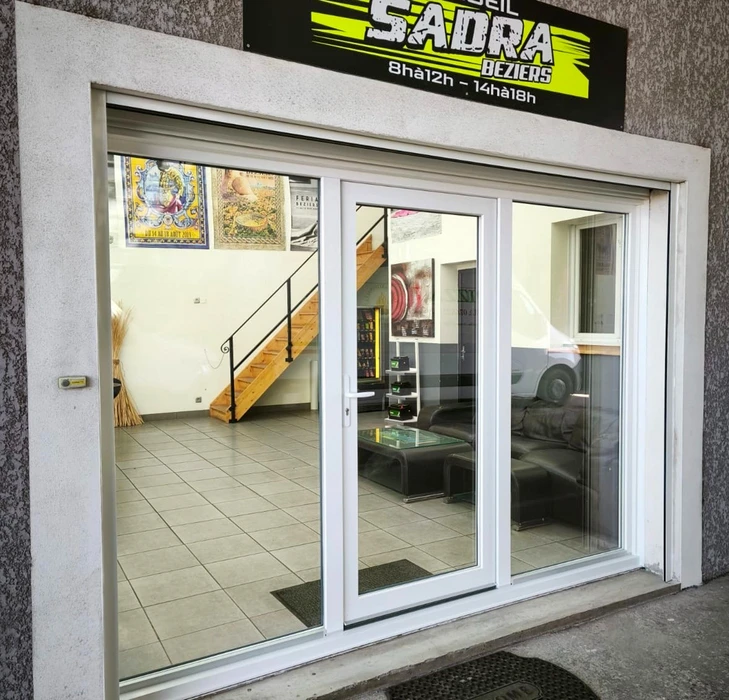 Maison contemporaine avec grande baie vitrée et terrasse extérieure aménagée