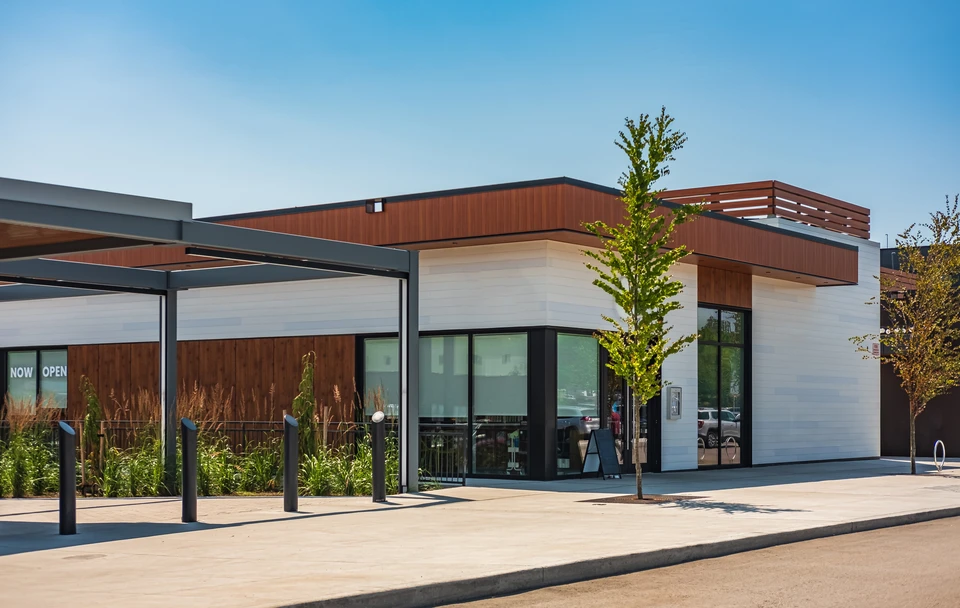 Façade commerciale extérieure d'un magasin Primark avec enseigne lumineuse bleue en lettres capitales