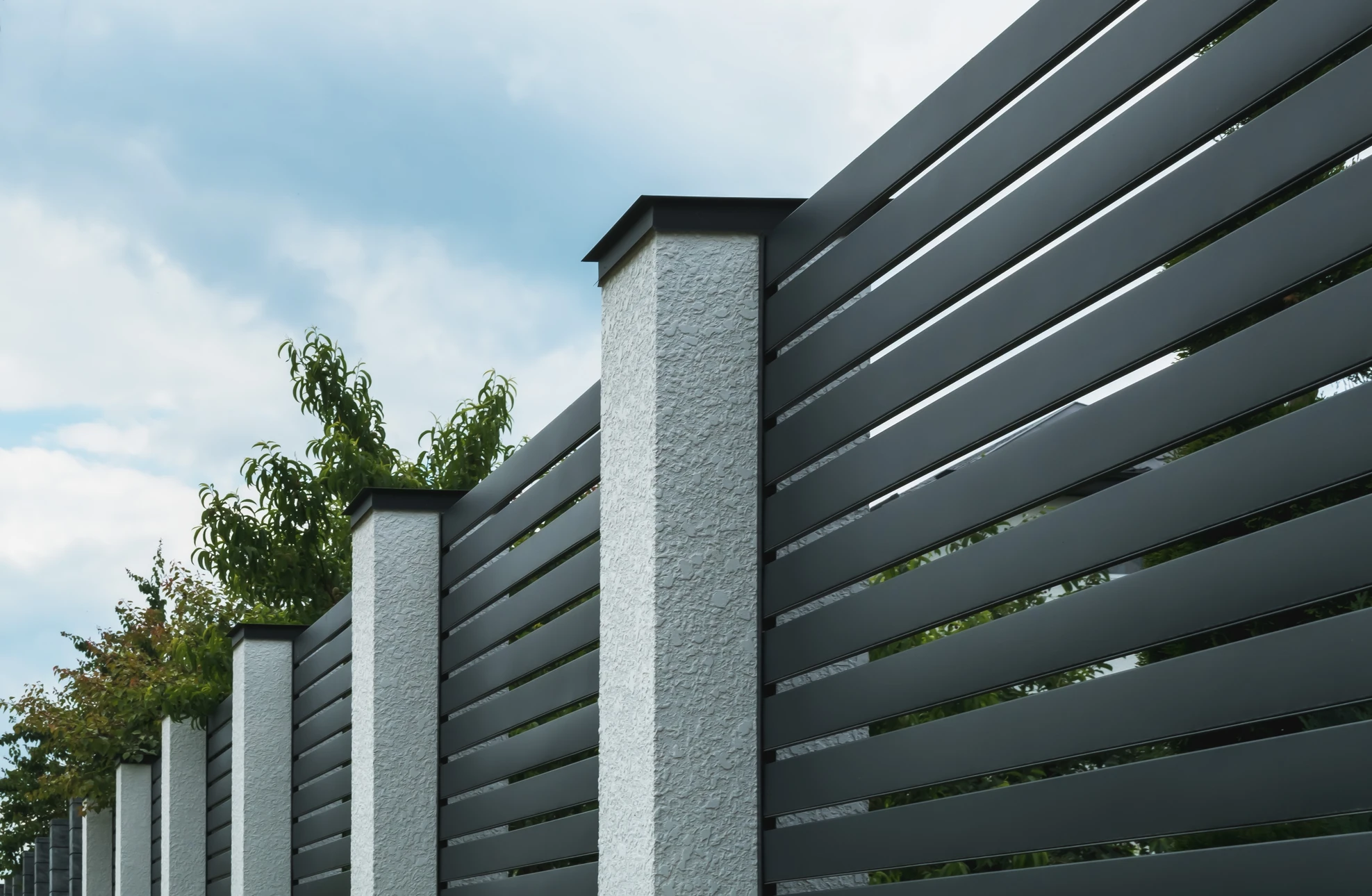 Artisan menuisier travaillant dans son atelier, mesurant et marquant des planches de bois avec un crayon